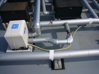 屋上の増圧ポンプ
