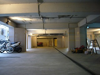 地下駐車場の照明工事完成