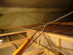 天井裏から配線の仕込み