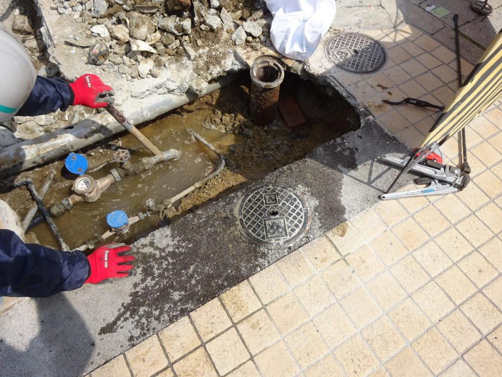 付近の水道を止めての大工事