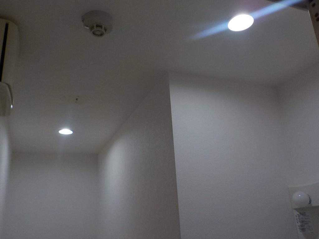 ダウンライトで壁を照らして明るく感じる部屋作り