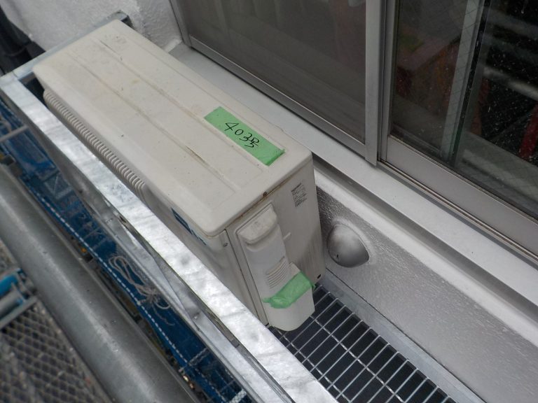 室外機を窓から置くだけ架台も換気ガラリとの当たり問題発生