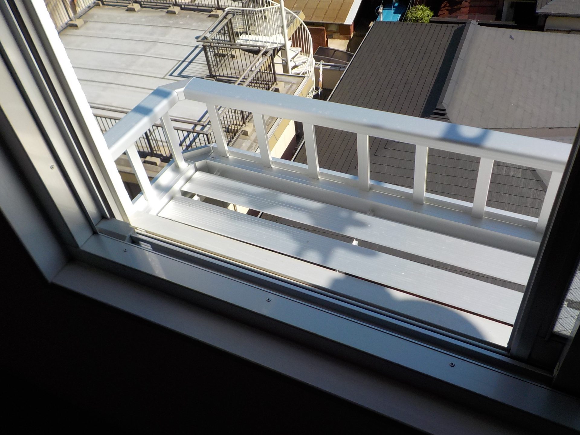 ベランダ無しの欠点を補うフラワーボックス設置で物干し作業をやりやすくしました